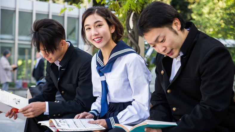 从幼儿园到葬礼,一生穿制服的日本人